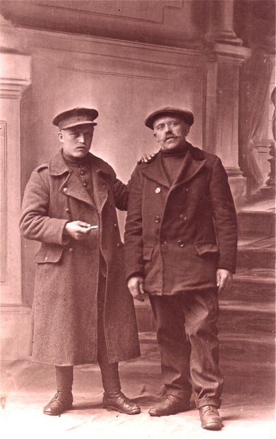 Leon met de man die hem spontaan aanklampte en aanraadde om te stoppen met roken. Historisch moment, Leon rookt nog altijd.